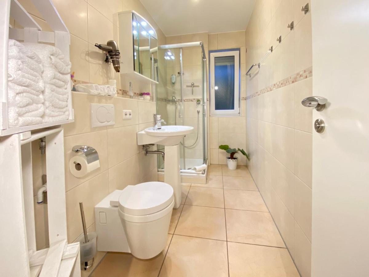 2 Zimmer Apartment, 70 Qm, Max 4 Pers, Private Terasse, 2 Parkplaetze, Internet 250 Mbit Gärtringen Exteriör bild